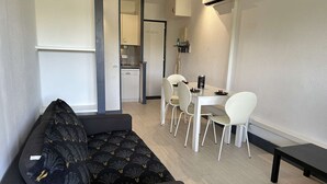 Interior - Cozy 2-room cabin with terrace, pool, parking, and A/C - Port Camargue (Port Camargue)