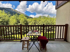 Outdoor dining - Charming apartment at the slopes with pool (Flumet)