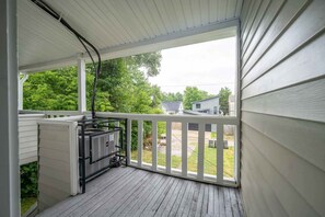 Property grounds - Stylish 2BR Cottage | Free Parking | Near Mass Ave (Indianapolis)