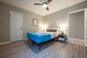 2 bedrooms, WiFi, bed sheets - Stylish 2BR Cottage | Free Parking | Near Mass Ave (Indianapolis)