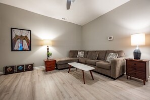 Fernseher, Kamin, Arbeitsbereiche