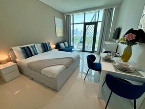 1 chambre, bureau, fer et planche à repasser, lit parapluie