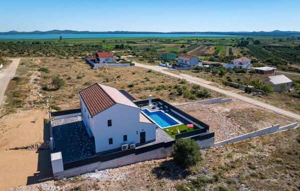 A modern house with a swimming pool, surrounded by a rural landscape and a lake. - Gorgeous home in Vrana (Vrana)