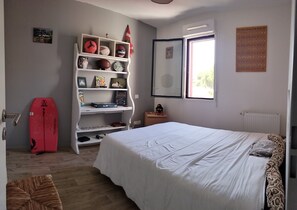2 bedrooms, iron/ironing board, WiFi, bed sheets