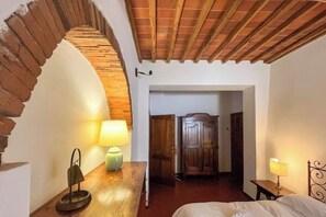 2 slaapkamers, een strijkplank/strijkijzer, reisbedje, gratis wifi