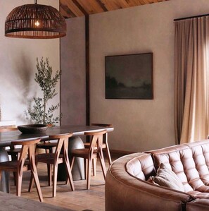 Smart-TV, peis, bøker og stereoanlegg