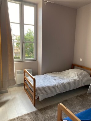 3 Schlafzimmer, Reisekinderbett, kostenloses WLAN, Bettwäsche