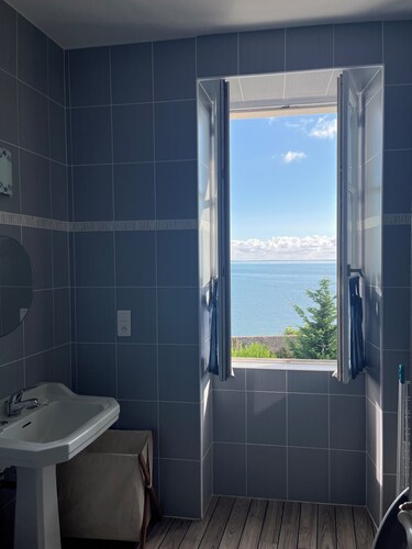 Peaceful family home with sea view, in the heart of the village, on the ramparts