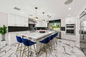 Fridge, microwave, oven, stovetop - Lazy River Oasis, Pickleball and more (Bermuda Dunes)