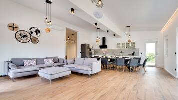 Smart TV, table tennis, stereo