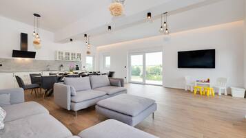 Smart TV, table tennis, stereo