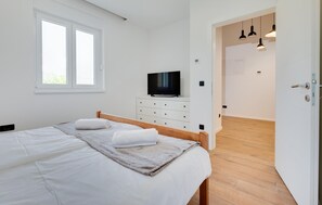 3 bedrooms, travel crib, free WiFi, bed sheets