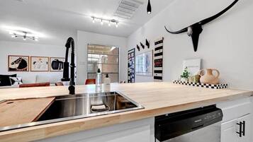 Frigorífico, microondas, horno y placa de cocina