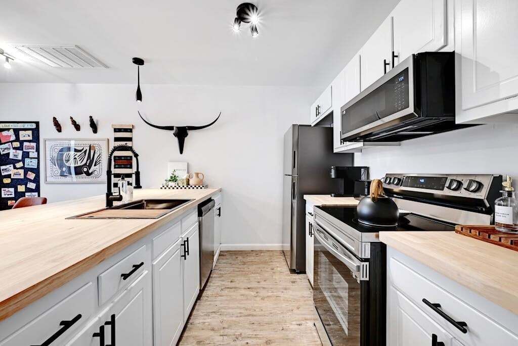 Réfrigérateur, micro-ondes, four, plaque de cuisson