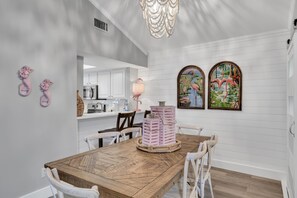 Dining - Bayside Charmer w/ Golf Carts – Linkside Villas at Sandestin Golf & Beach Resort (Miramar Beach)