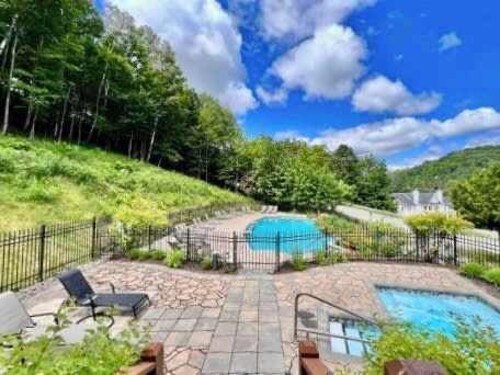 Swimming Pool &  Spa | Condo Mont Tremblant