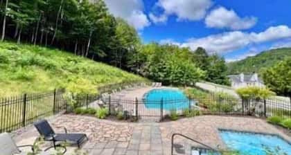 Swimming Pool & Spa | Condo Mont Tremblant