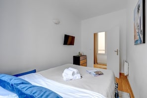 2 dormitorios, escritorio, tabla de planchar con plancha y cuna de viaje