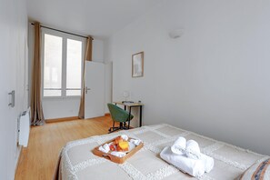 2 habitaciones, escritorio, tabla de planchar con plancha y wifi gratis 