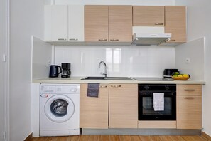 Fridge, oven, stovetop, coffee/tea maker - Cozy 2BR in Le Marais – Prime Montorgueil Location (Paris)