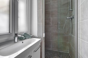 Shower, hair dryer, towels, soap - Cozy 2BR in Le Marais – Prime Montorgueil Location (Paris)