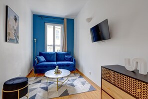 Smart TV, offices - Cozy 2BR in Le Marais – Prime Montorgueil Location (Paris)