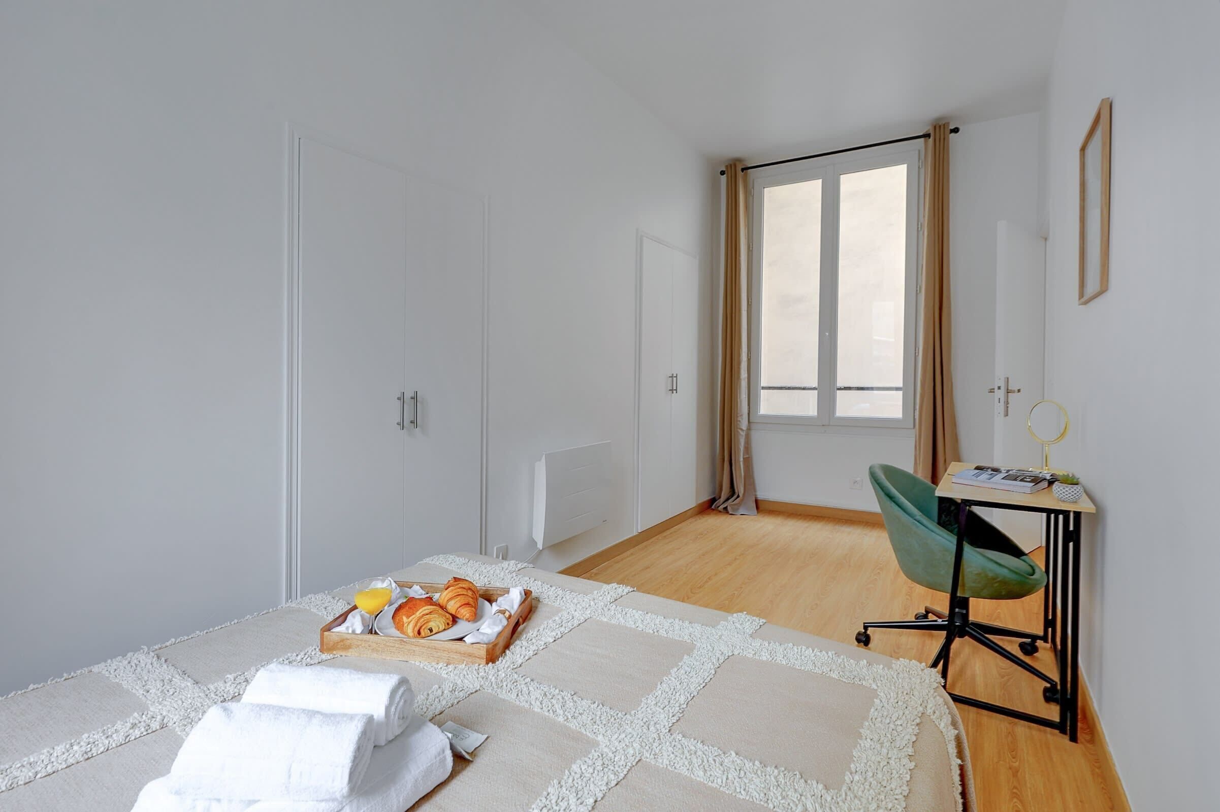 2 chambres, bureau, fer et planche à repasser, lit parapluie