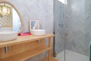 Dusche, Haartrockner, Handtücher