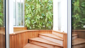 A wooden staircase leading to a room with a moss wall. - Magnificent sea view flat Les Sables - 7 pers (Les Sables-d´Olonne)