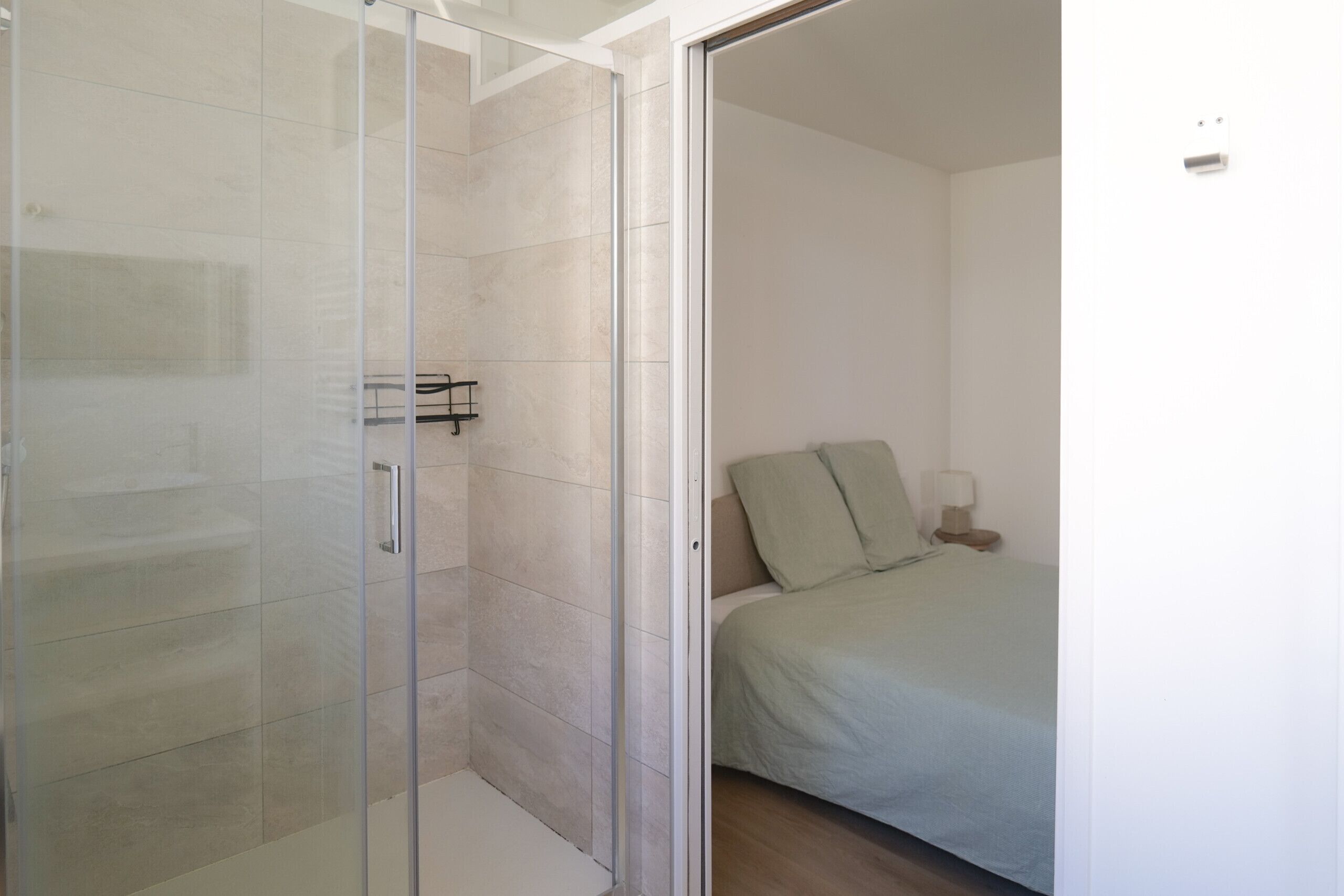 Dusj, hårføner og håndklær