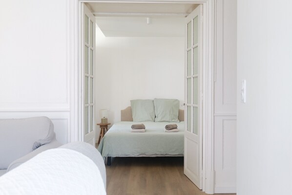 Tabla de planchar con plancha, wifi gratis, ropa de cama