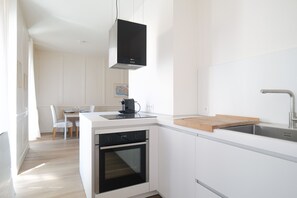 Kühlschrank, Mikrowelle, Ofen, Geschirrspüler