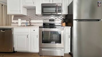 Lemari es, microwave, oven, dan kompor