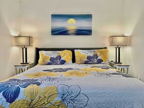 1 bedroom, desk, iron/ironing board, travel crib - 40-4 Cozy, quiet secluded close to strip & Marina (Branson)