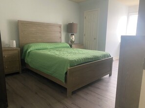 5 bedrooms, desk, iron/ironing board, travel crib - Upscale Hideaway, Disney+, Fast Wi-Fi, Not-Pet Friendly, POOL Closed Sept 2024 (Alexandria)