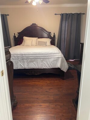 5 habitaciones, escritorio y tabla de planchar con plancha 