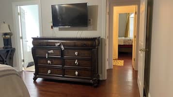 5 habitaciones, escritorio y tabla de planchar con plancha