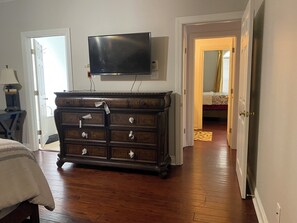 5 habitaciones, escritorio y tabla de planchar con plancha 