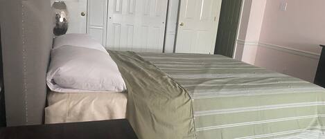 5 slaapkamers, een bureau, een strijkplank/strijkijzer, reisbedje