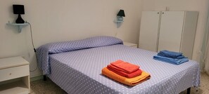 2 Schlafzimmer, Bügeleisen/Bügelbrett
