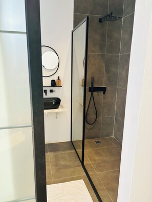 Dusche, Haartrockner, Handtücher