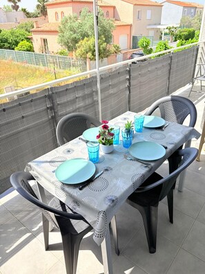 Outdoor dining - St Cyprien, 5 minutes from the fine sandy beaches (Saint-Cyprien)