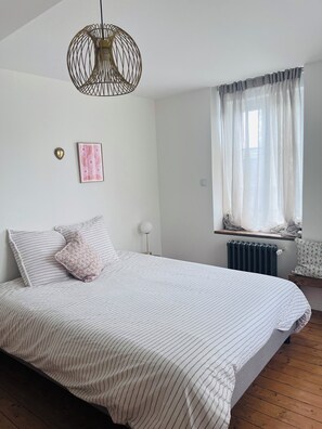 3 bedrooms, travel cot, WiFi, bed sheets - Clécy center, 10 min walk from the banks of the Orne .4 to 10 people adjustable rates (Clécy)