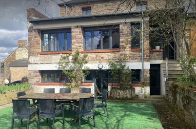 Clécy center, 10 min walk from the banks of the Orne .4 to 10 people adjustable rates