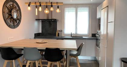 House sleeps 8, 400m from beach, coastal path, 50m from greenway.