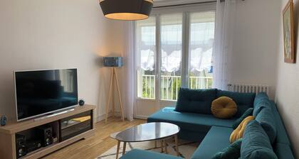 House sleeps 8, 400m from beach, coastal path, 50m from greenway.