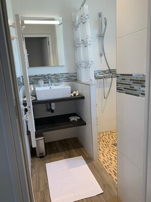 Shower, hair dryer, towels - House sleeps 8, 400m from beach, coastal path, 50m from greenway. (Concarneau)