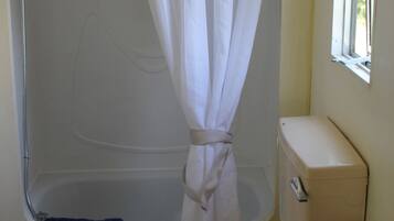 Toalhas de banho, sabonete, papel higiênico