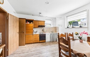 Kühlschrank, Herdplatte, Wasserkocher mit Kaffee-/Teezubehör