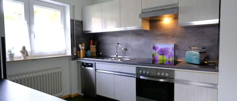 Geladeira, micro-ondas, cooktop, lava-louças